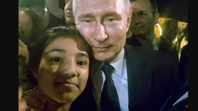Президентът на Русия Владимир Путин си прави селфита с фенове,