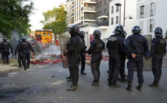 Гражданска война в Париж: Барикади и стрелба от страна на полицията, множество пожари и тежки сблъсъци ВИДЕО - Снимка 3