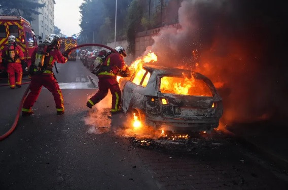 Гражданска война в Париж: Барикади и стрелба от страна на полицията, множество пожари и тежки сблъсъци ВИДЕО - Снимка 4