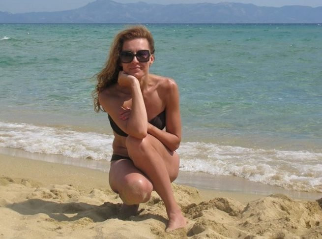 Бомба: Жената на Румен Радев се съблече на плажа! (сияе до 15 години по-млад мъж - СНИМКИ)