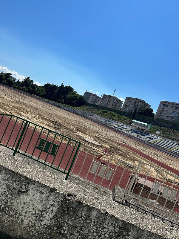 Ремонт на ремонта в Сандански: Как се крадат пари със стадиона на „Вихрен“, за да е щастлив Коко Динев (СНИМКИ) - Снимка 2