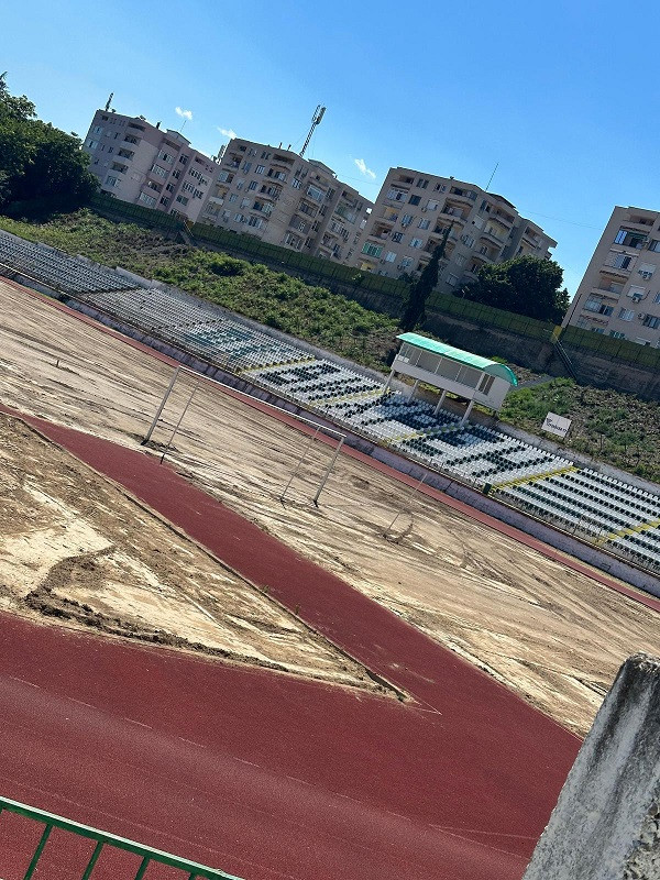 Ремонт на ремонта в Сандански: Как се крадат пари със стадиона на „Вихрен“, за да е щастлив Коко Динев (СНИМКИ) - Снимка 3