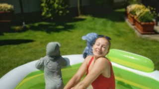 Венелин Петков пори морето със сърф, а Николета Маданска кисне с децата в надуваем басейн