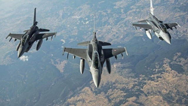 Според генерал-лейтенант Мур, F-16 изискват водене на централизирани бази, което