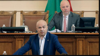Цирк в парламента! Депутати се бутат с папки заради имунитета на Борисов