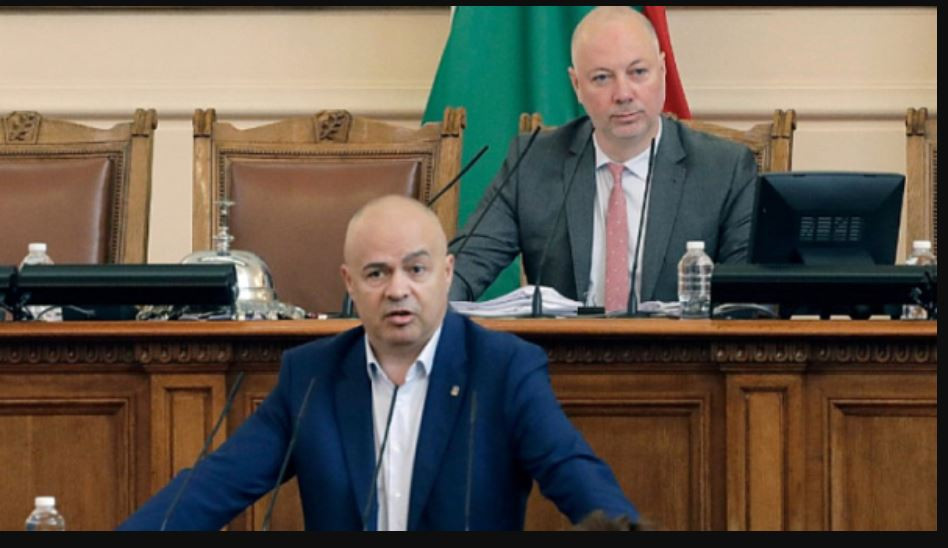 Цирк в парламента! Депутати се бутат с папки заради имунитета на Борисов