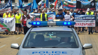 Полицаи излязоха на протест, искат увеличение на заплатите (снимки)