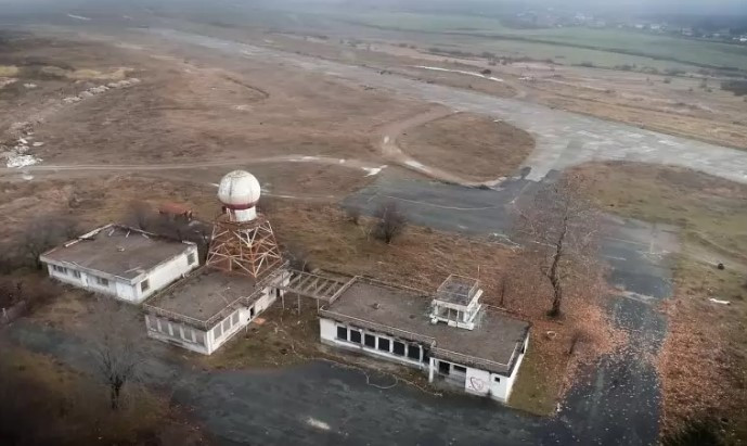 „Пладнешки обир“: Най-големият фотоволтаик в България изниква върху разбито летище