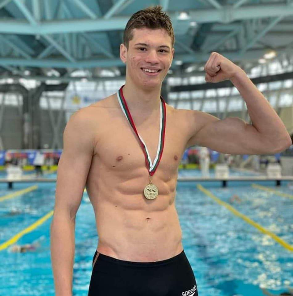 Национална гордост! Алекс Стойнов стана трикратен републикански шампион по плуване