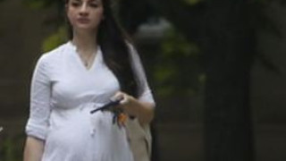 Бременната Лена Бориславова съвсем се занемари (Тръгна на лекар с измачкана рокля, все едно е по нощница – Снимки)