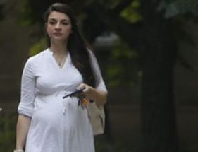 Бременната Лена Бориславова съвсем се занемари (Тръгна на лекар с измачкана рокля, все едно е по нощница – Снимки)