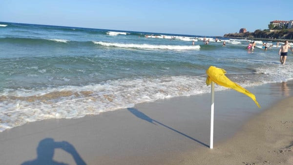 Изобретателен спасител събра погледите на плажа: Вижте какво направи - Снимка 3