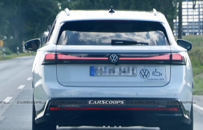 Вижте новото семейно комби Volkswagen ID.7 без никакъв камуфлаж СНИМКИ - Снимка 4