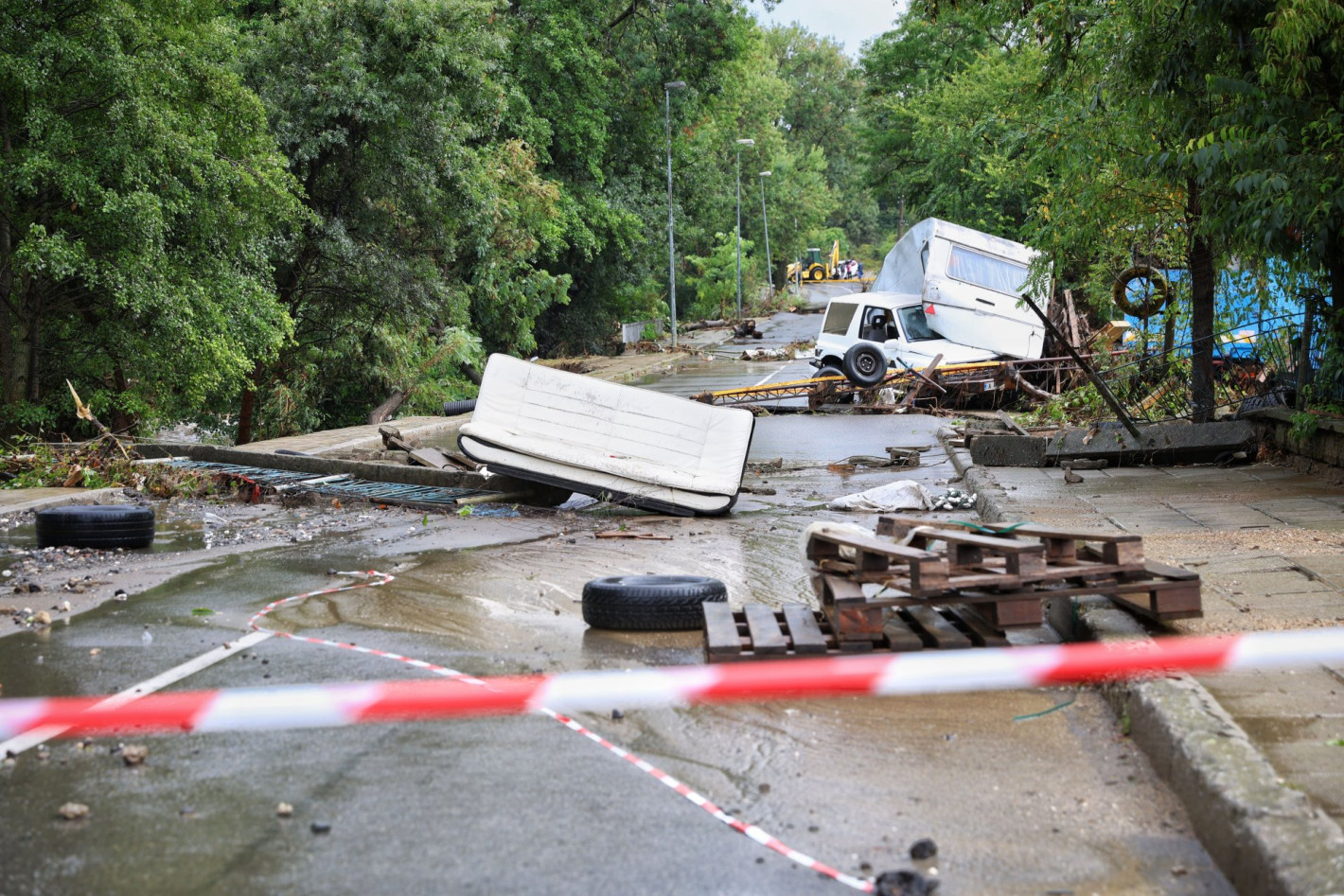 Две жертви взе библейският потоп, удавил Царево и Южното Черноморие (СНИМКИ и ВИДЕО) - Снимка 7
