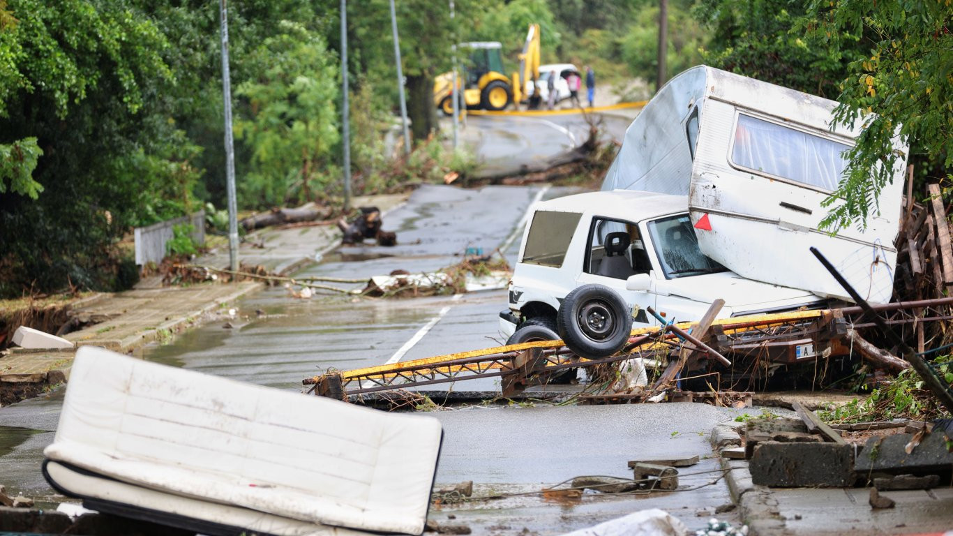 Две жертви взе библейският потоп, удавил Царево и Южното Черноморие (СНИМКИ и ВИДЕО) - Снимка 10