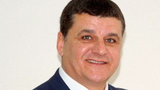 БОМБА: Бандит с брадва в ръцете нападна кмета с офшорка в Малта Емил Илиев