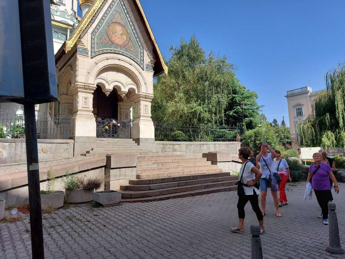 Десетки миряни се събраха пред портите на затворената Руска църква в София (СНИМКИ) - Снимка 3