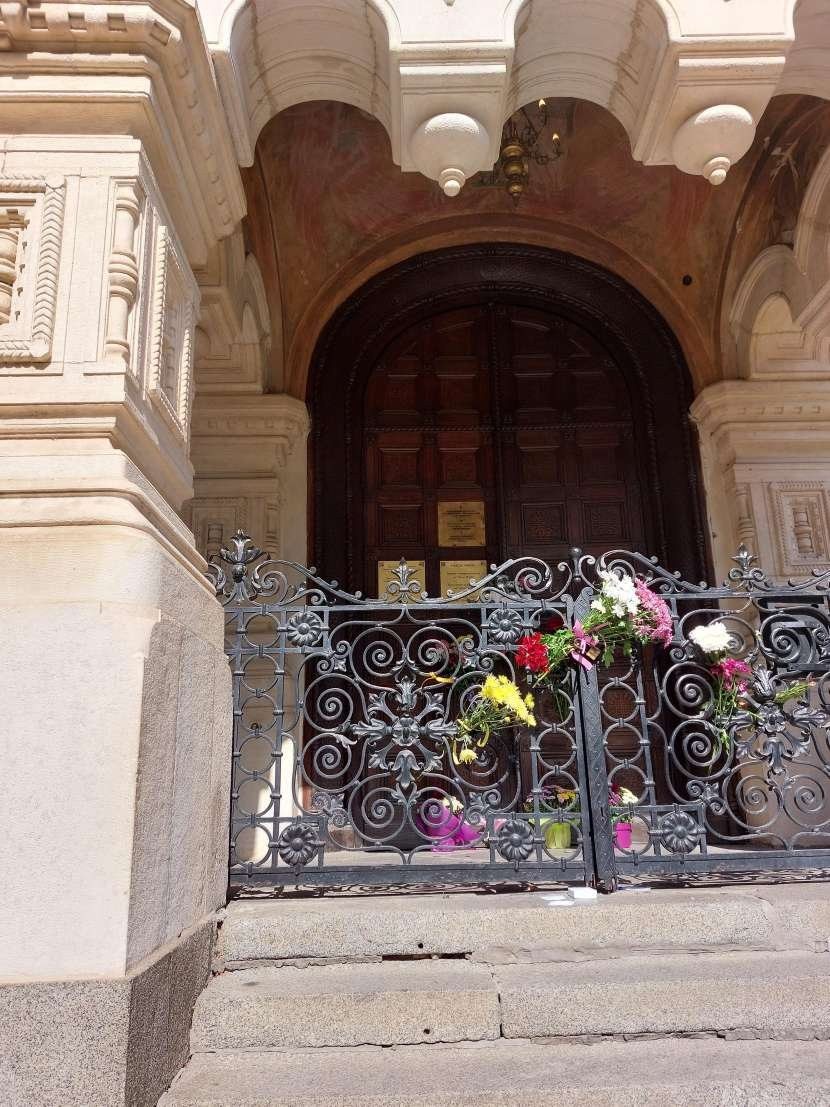 Десетки миряни се събраха пред портите на затворената Руска църква в София (СНИМКИ) - Снимка 5