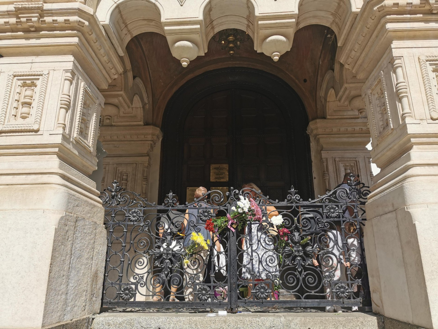 Десетки миряни се събраха пред портите на затворената Руска църква в София (СНИМКИ) - Снимка 8