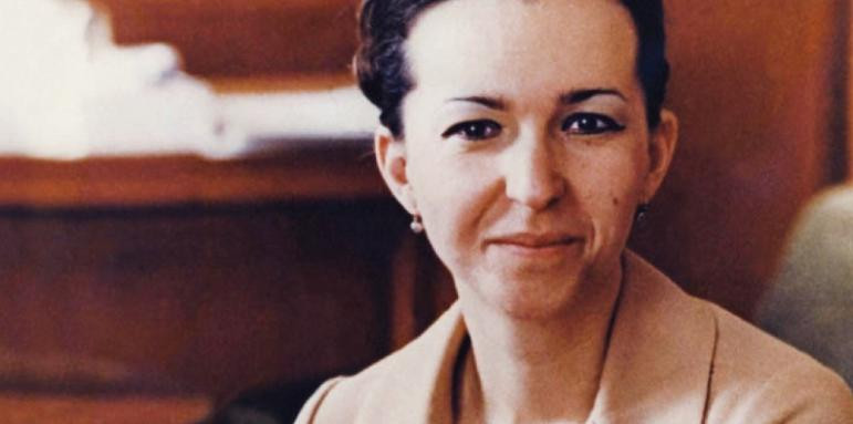 Директорката на НГДЕК Гергина Тончева миела тоалетните след часовете. Заради нулевия бюджет учебното заведение нямало пари за нищо