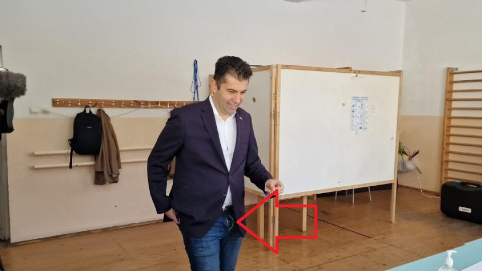 ЕКСКЛУЗИВНО! Кирил Петков гласува с разкопчан дюкян, а на Денков се падна развалена машина за гласуване (ГАЛЕРИЯ СНИМКИ)