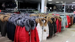 Зимно яке и мини чанта: Не допускайте тази зимна модна грешка!