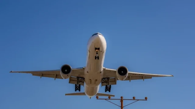 Самолет, превозващ пътници претърпя аварийно кацане след излитане с две