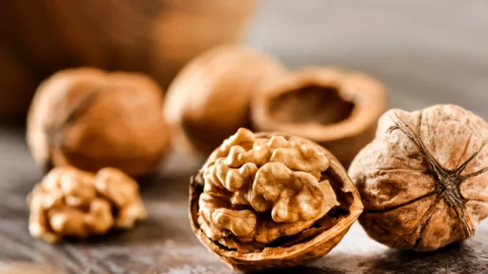 Прекалената употреба на орехи провокира рак на черния дроб?