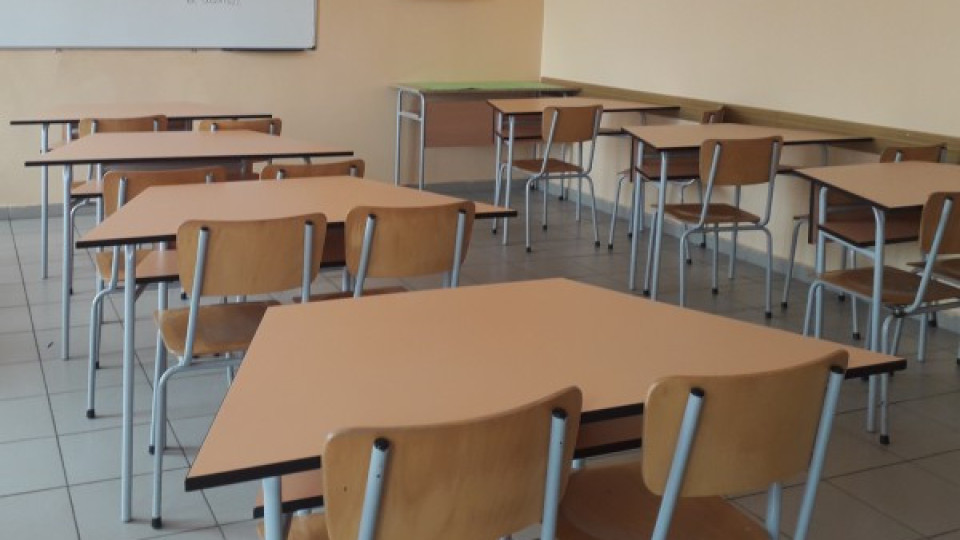 СВИРЕП СКАНДАЛ: 35-годишна учителка се пусна по натура в ОнлиФенс! (подробности + СНИМКИ 18+)