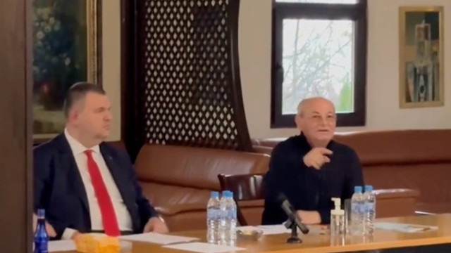 Ахмед Доган и председателят на парламентарната група Делян Пеевски КАДЪР: