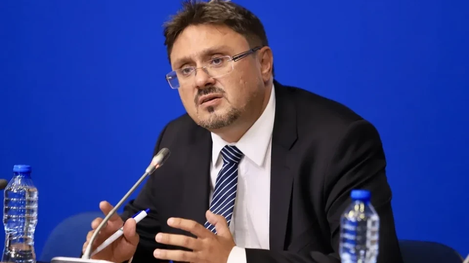 Защо депутатите от Медийната комисия в парламента се правят, че не забелязват „бурната международна дейност“ на Кирил Вълчев?