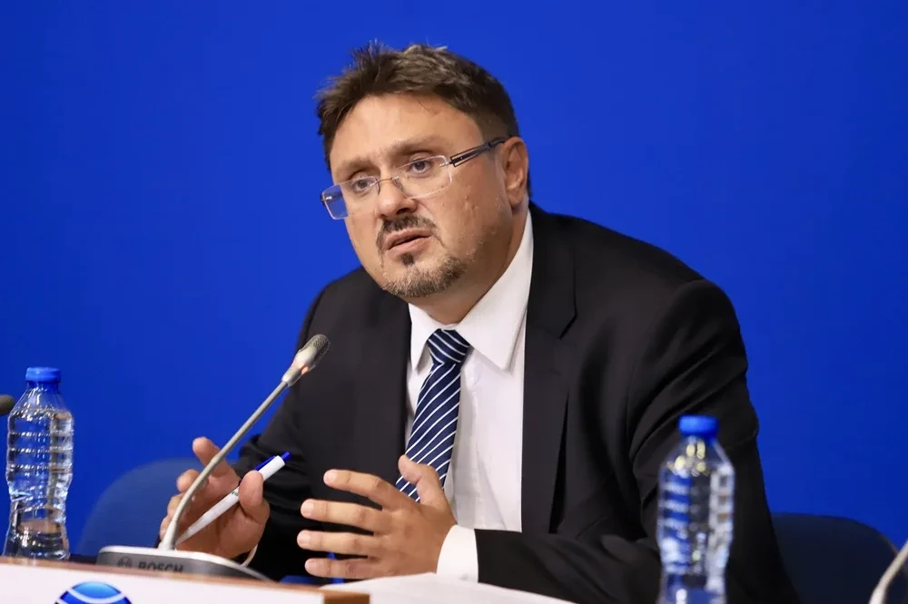 Защо депутатите от Медийната комисия в парламента се правят, че не забелязват „бурната международна дейност“ на Кирил Вълчев?