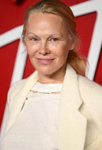 „Искам да остарея естествено”: На 56 години  Памела Андерсън шокира с тъмни старчески петна и сива коса на наградите Fashion Award – Снимки) - Снимка 2