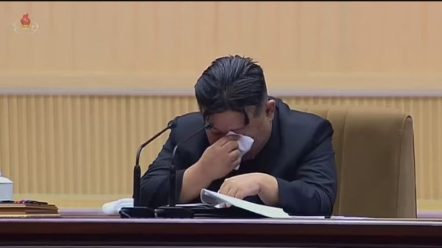 Ким Чен Ун се разплака публично и призова гражданите на