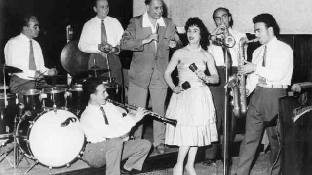 През 1960 г. бе създаден Естраден оркестър на Българското радио