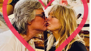 Ще повярвате ли във вечната любов: Голди Хоун и Кърт Ръсел се целуват на улицата като тийнейджъри – Снимки)