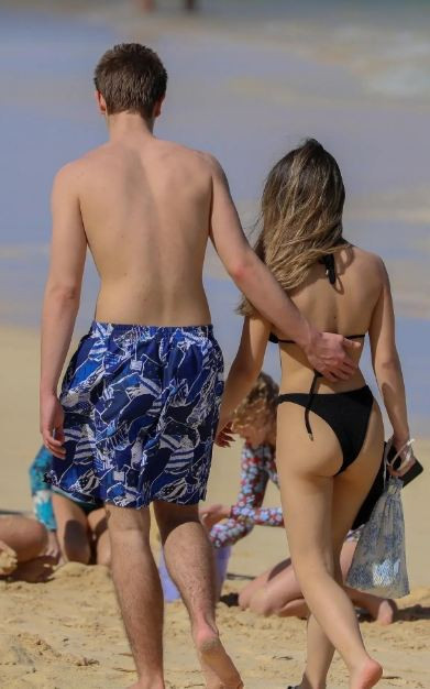 Гаджето на по-малкия син на Бритни Спиърс шокира с увиснали гърди и липса на талия (Вижте я с Джейдън по бикини на плажа – Снимки) - Снимка 2