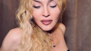 Мадона си опъна лицето с фотошоп, но пропусна ръката (Необработената част от тялото й изглежда досущ като на старица – Снимка)
