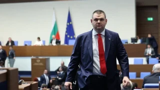 Пеевски: Един самозабравил се министър унизи парламента. Да се яви пред НС и да поеме отговорност