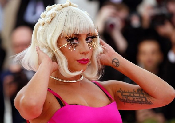 Лейди Гага се пусна полугола: Тялото й е потресаващо (СНИМКА)