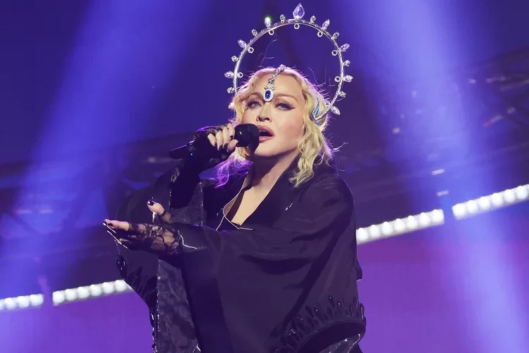 Старостта  си казва думата: Мадона направи страшен гаф на сцената