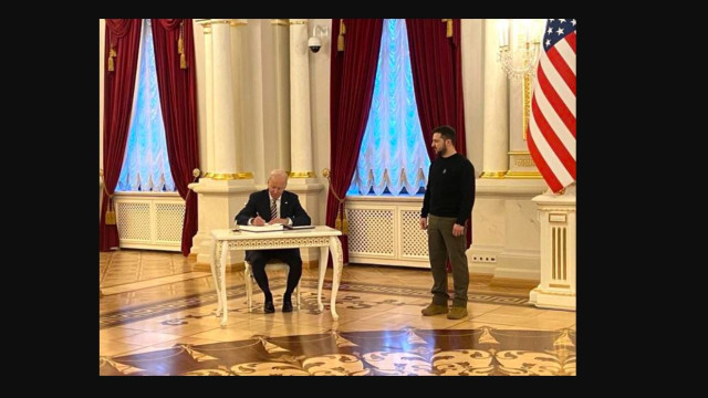 Президентът на Украйна Володимир Зеленски е заплашен от унищожение,
ако САЩ