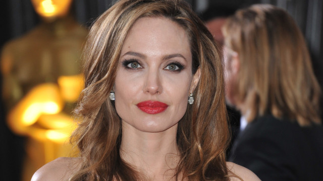 Известно е че Анджелина Джоли е подписала договори за предстоящи