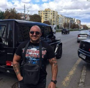 ЕКСКЛУЗИВНО: Боби Маникатов е злодеят – кредитор забил кирка в автомобила на длъжник (СНИМКИ)