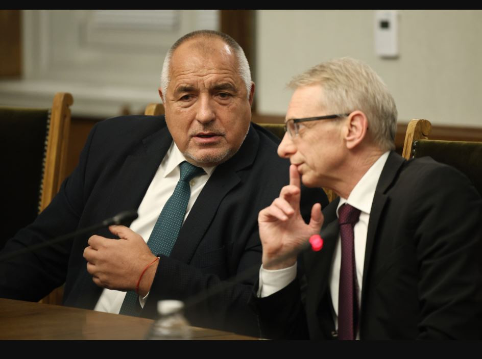 Иди ми, дойди ми! Денков и Петков пак го удариха на молби пред Борисов: Върнете се да поговорим!
