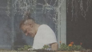 Васко Кеца се издзакна по тениска и кукуригу на терасата (ФОТО)