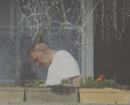 Васко Кеца се издзакна по тениска и кукуригу на терасата (ФОТО)