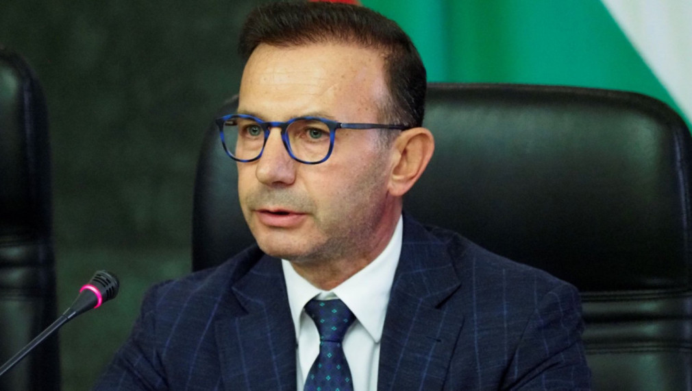 Стотици спецполицаи нахлуха в дома на главния секретар на МВР