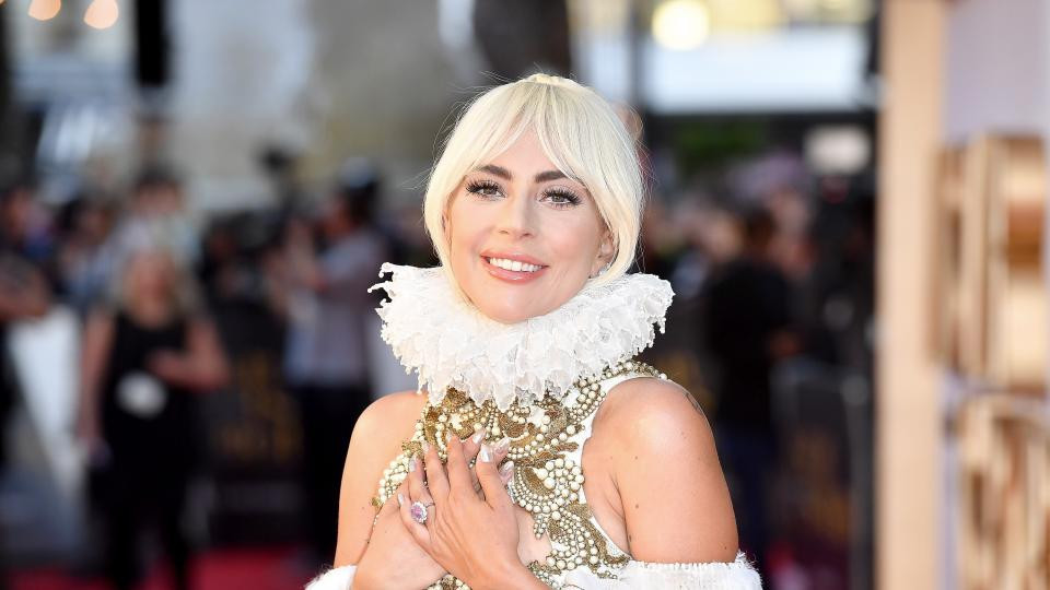 Сватбени камбани: Лейди Гага минава под венчило