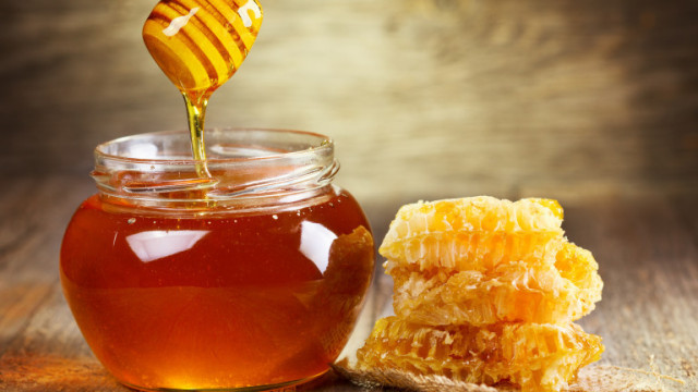 Договорихме се с пчелари да вземем десетина буркана мед. Продадоха